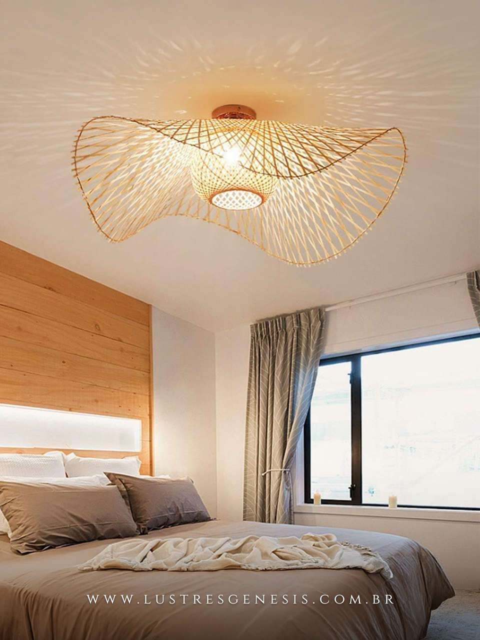 Lustre pendente rústico de bambu trançado, modelo Hat com diâmetro de 45cm, iluminado e instalado no teto. Ideal para quartos, salas de jantar e áreas gourmet.